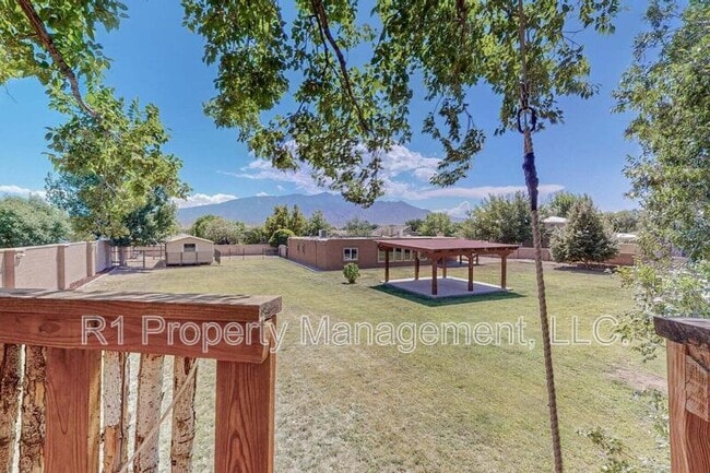 Building Photo - 501 Calle del la Angel