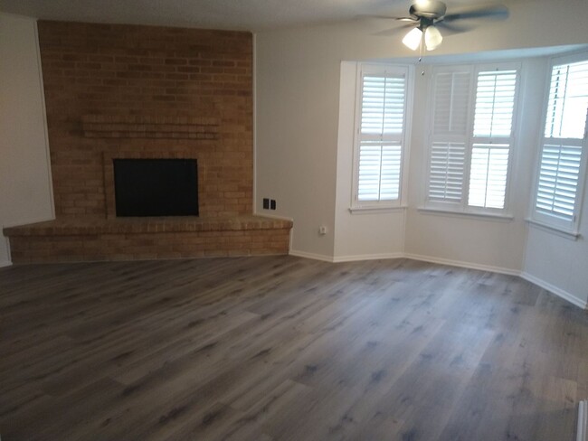 Building Photo - Leon Valley~ 3 bedroom~ Freshly Painted In...