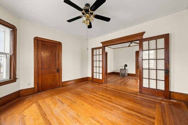 Building Photo - 576 Slade St