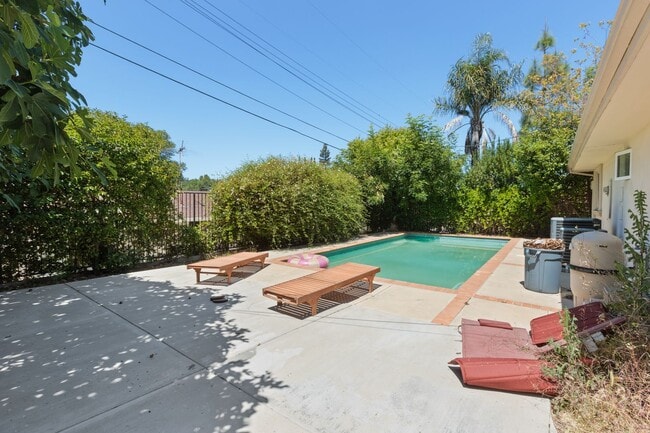 Building Photo - Elegant 5-Bedroom Estate with Pool in Prime Woodland Hills
