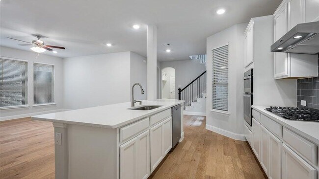 Building Photo - 2037 Almassera Dr