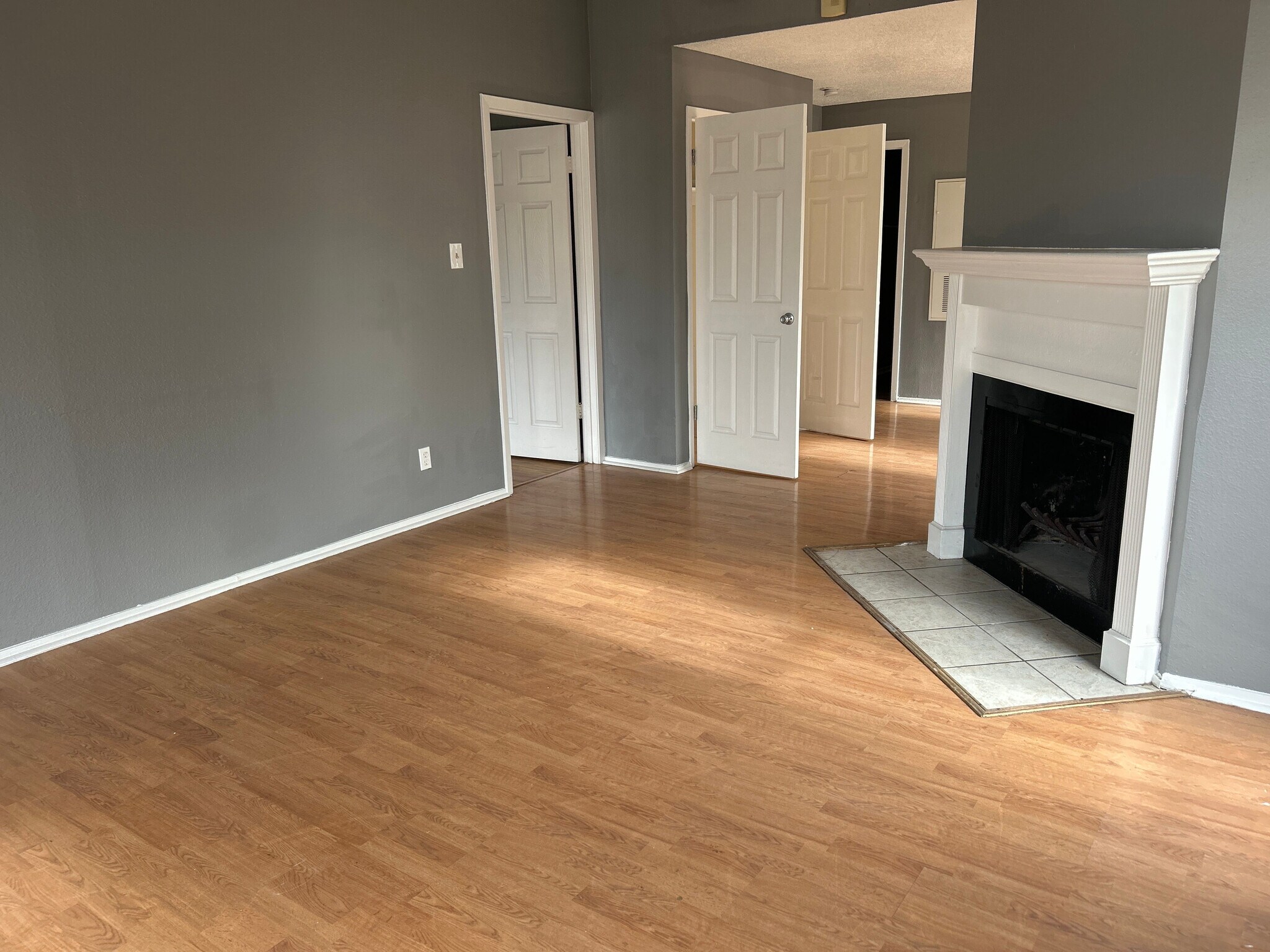 Building Photo - Room in Apartment on West Loop