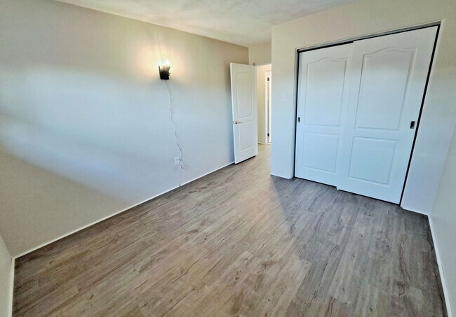 Building Photo - 3 Bed / 1-1/2 Bath Single Family Home w/ 2-Car Garage