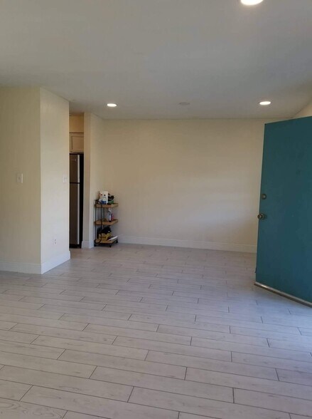 Building Photo - 5550 S Rio Grande Ave