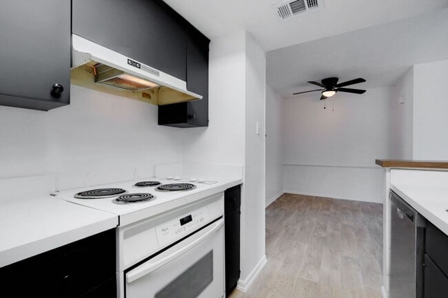 Building Photo - One Bedroom condo in the Heart of Alamo Heights