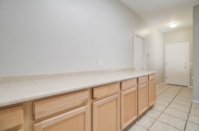 Building Photo - 2026 E County Down Dr