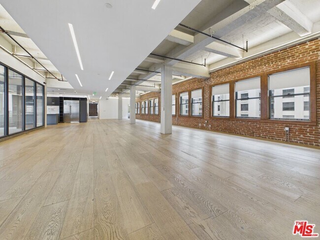 Building Photo - 808 S Broadway