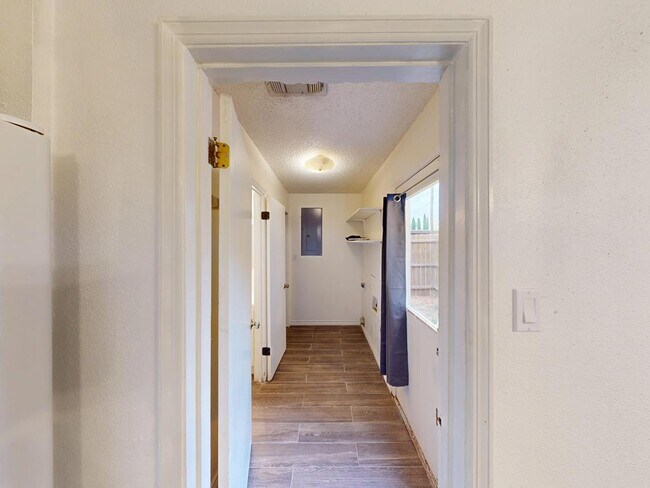 Building Photo - 728 SW 7th Pl