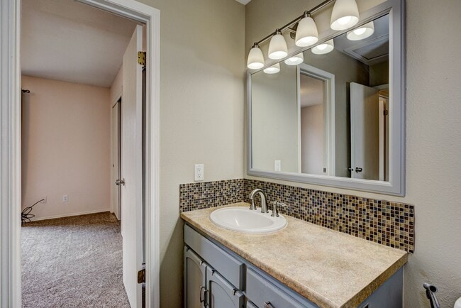 Building Photo - Central 2 bed 1.5 bath Townhouse