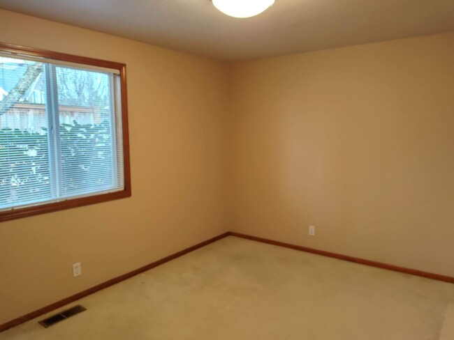 Building Photo - Beautiful Eugene 3 Bed 2 Bath Single Famil...