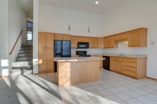 Building Photo - Tustin Townhomes