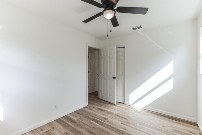 Building Photo - 4818 Dallen Lea Dr
