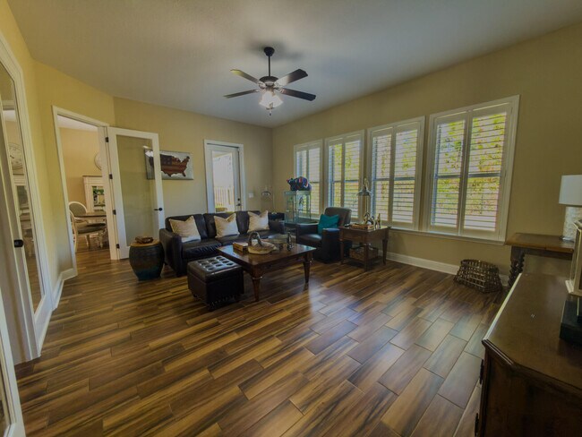 Building Photo - 2512 Cove Rd