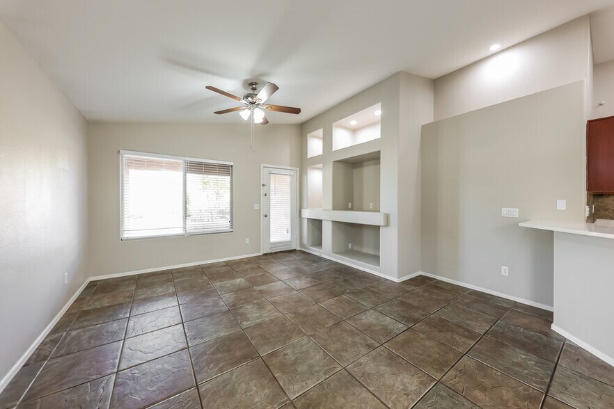 Building Photo - 8228 W Behrend Dr