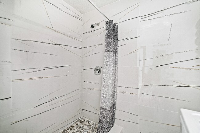 Building Photo - 209 W Gladys St