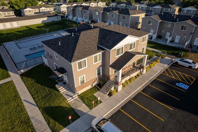 Building Photo - 160 W 400 S