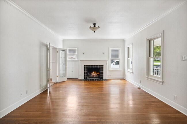 Building Photo - CHARMING 3-BEDROOM IN THE HEART OF ALAMO HEIGHTS