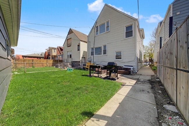 Building Photo - 2206 N Kostner Ave