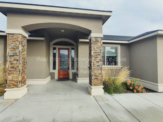 Building Photo - 4801 Pinehurst Dr