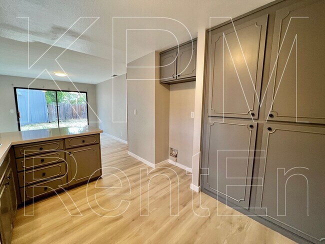 Building Photo - 5532 Fox Sparrow Ct