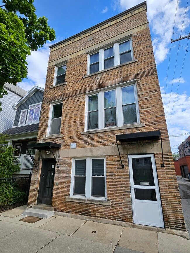 Building Photo - 1014 W Wellington Ave