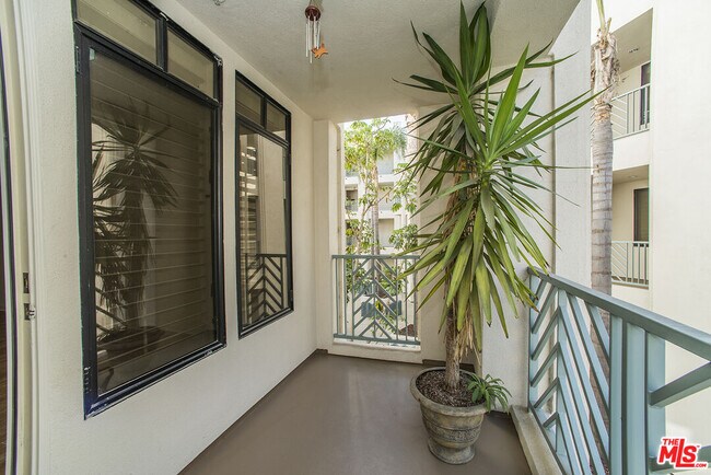Building Photo - 5625 Crescent Park W