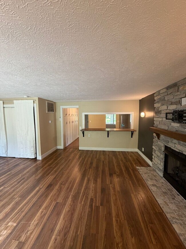Building Photo - Secluded & Charming 3BR/1BA in Lansing — Section 8 Approved
