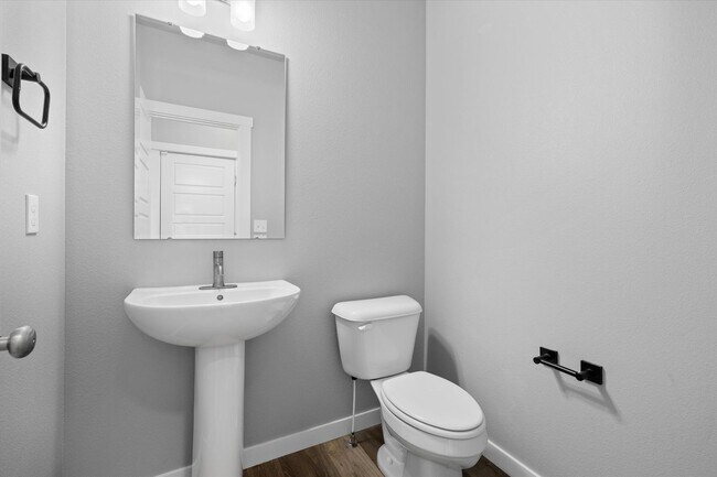 Building Photo - 3 bed, 3 bath with over 2000 sq ft!