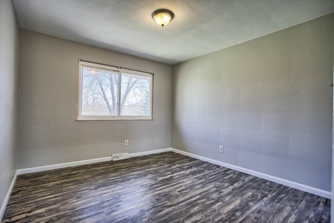 Building Photo - Completely Renovated 2 Bedroom Duplex in Collinsville - Great price and lots of space!