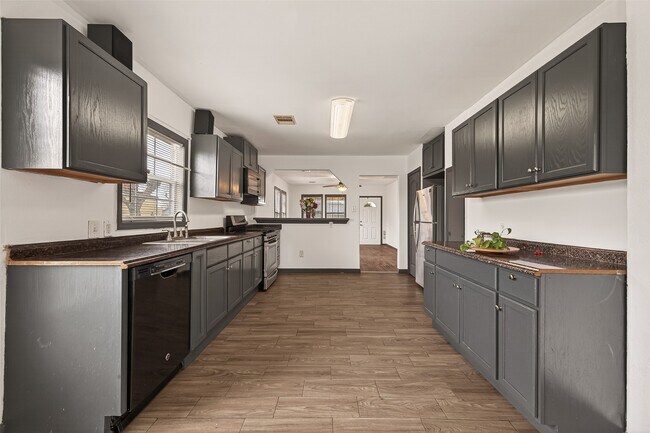 Building Photo - 1110 11th St