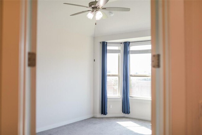 Building Photo - 112 Rosebush Dr