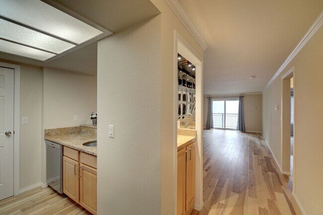 Building Photo - 2Bd/1Ba Bellevue Condo