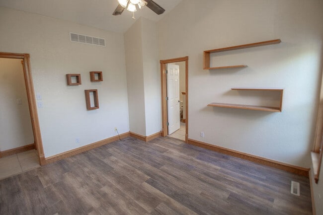 Building Photo - 1420 Bradford Dr