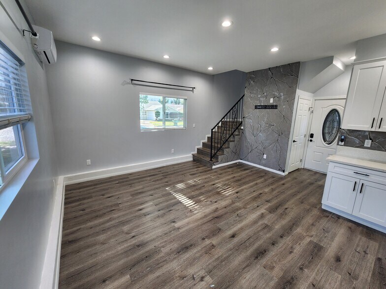 Building Photo - 13933 Cantlay St