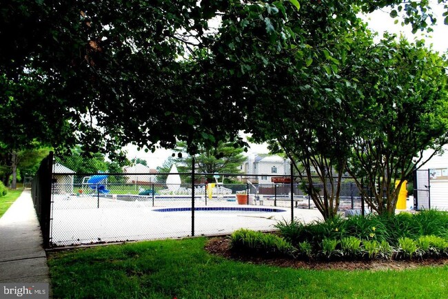 Building Photo - 1903 Pawlet Dr