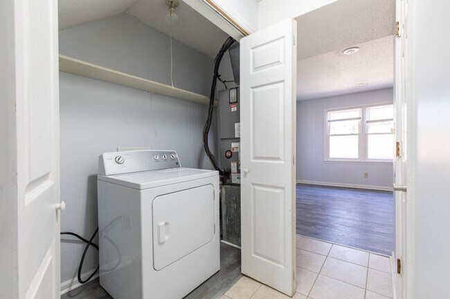 Building Photo - 3 bed 2.5 bsth