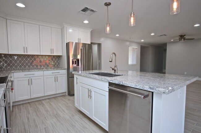 Building Photo - 2707 S Flint Cir