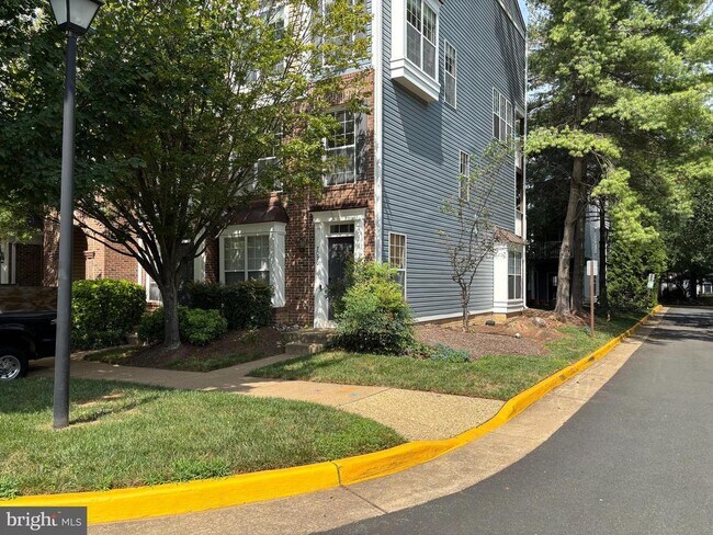 Building Photo - 7020 Falls Reach Dr