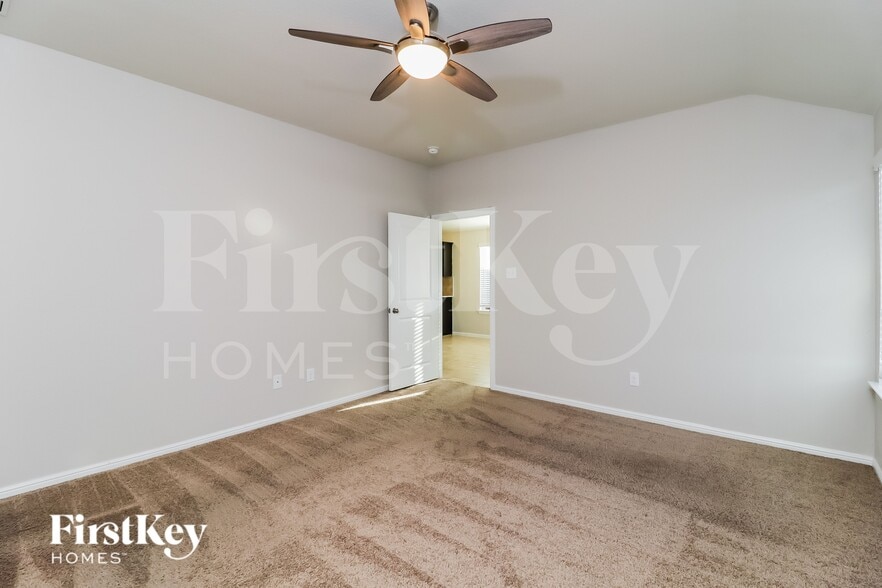 Building Photo - 525 Foxhunter St