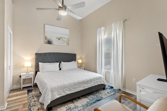 Building Photo - Beautifully furnished 2B/2B condo steps from Gulf of Mexico available for long term lease!