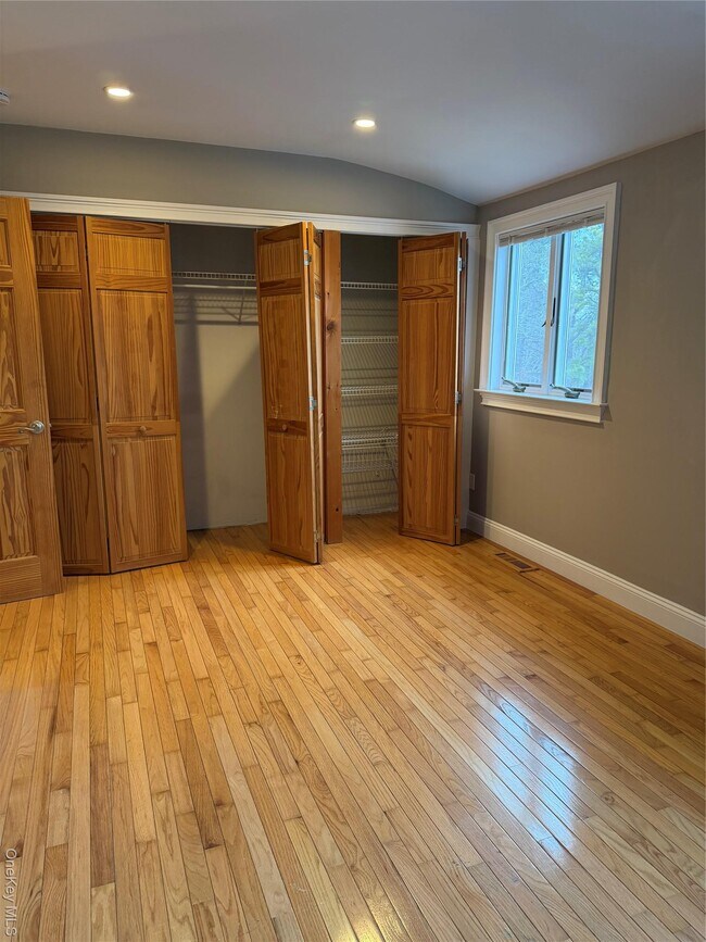 Building Photo - 125 Hill Spur