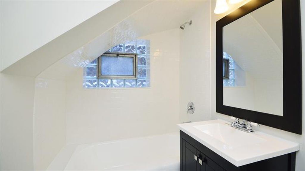 Bathroom - 648 Elgin Ave