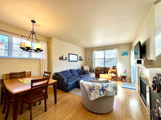 Building Photo - 3bd/2.5ba Sammamish Townhouse