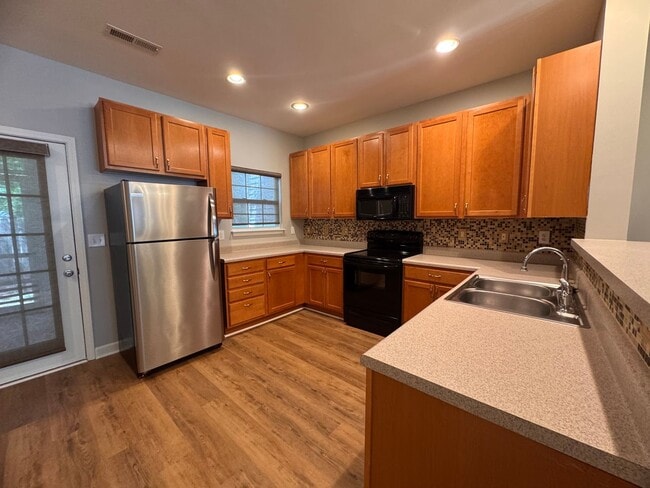 Building Photo - 2BR 2.5BA Townhome with Screened Porch