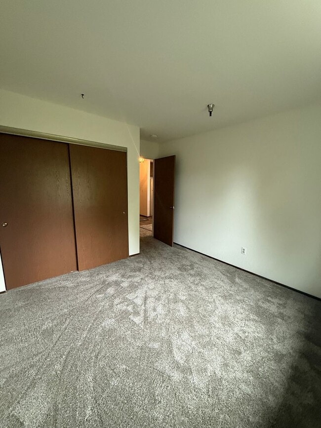 Building Photo - Low income 62+ 1 bedroom at Vista Prieta!