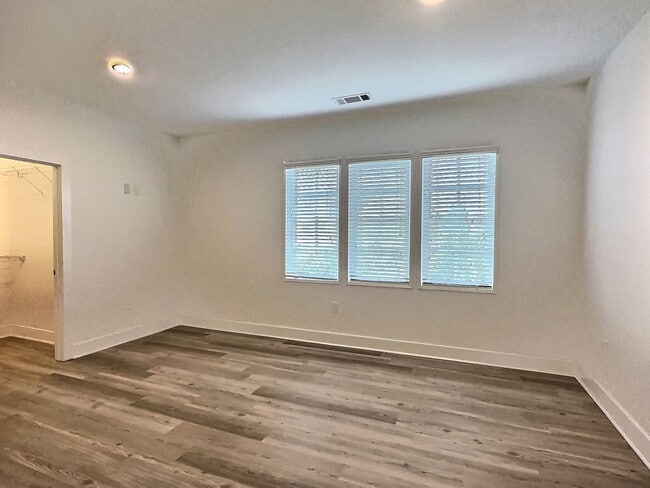 Building Photo - 3 Bed, 2 Bath Flat for Rent in Highly Desirable Hampstead!!!