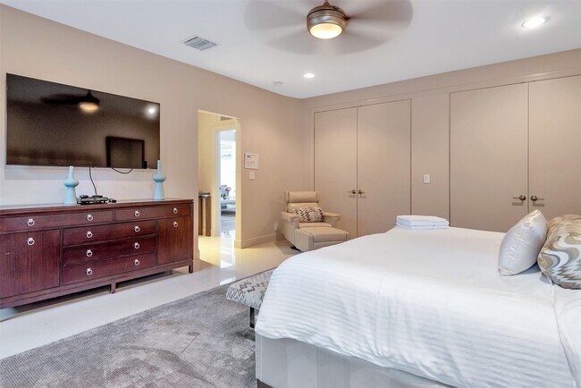 Building Photo - 3050 NE 43rd St