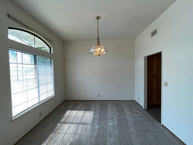 Building Photo - 4BR | 2BA | 1800SF | 2 Car Garage | Availa...