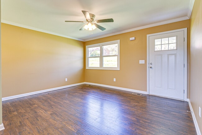 Building Photo - 212 Hillview Dr