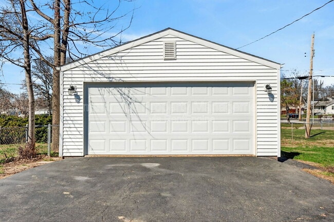 Building Photo - 9625 Theodosia Ave